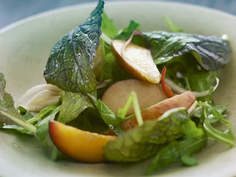 grüner Salat mit Früchten