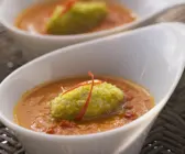 Feurige Möhren-Tomatensuppe mit grünem Nockerl