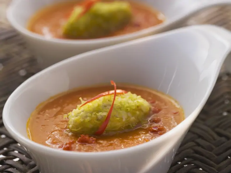 Feurige Möhren-Tomatensuppe mit grünem Nockerl