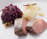 Rehrückenbraten mit Feigen-Rotkraut