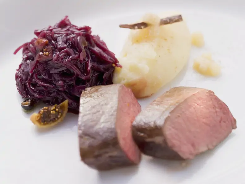 Rehrückenbraten mit Feigen-Rotkraut