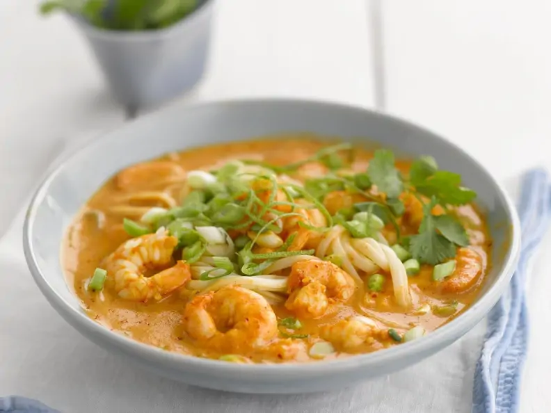 Suppe aus Singapur mit Garnelen und Nudeln