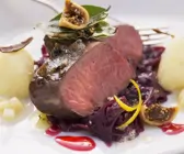 Rehrückenbraten auf Blaukraut mit Feigen