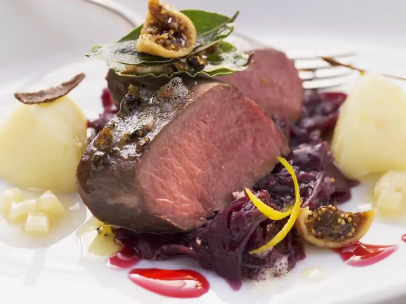 Rehrückenbraten auf Blaukraut mit Feigen