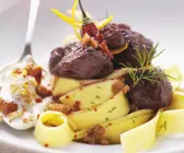Gebratene Entenbrust auf Bandnudeln mit Datteljoghurt