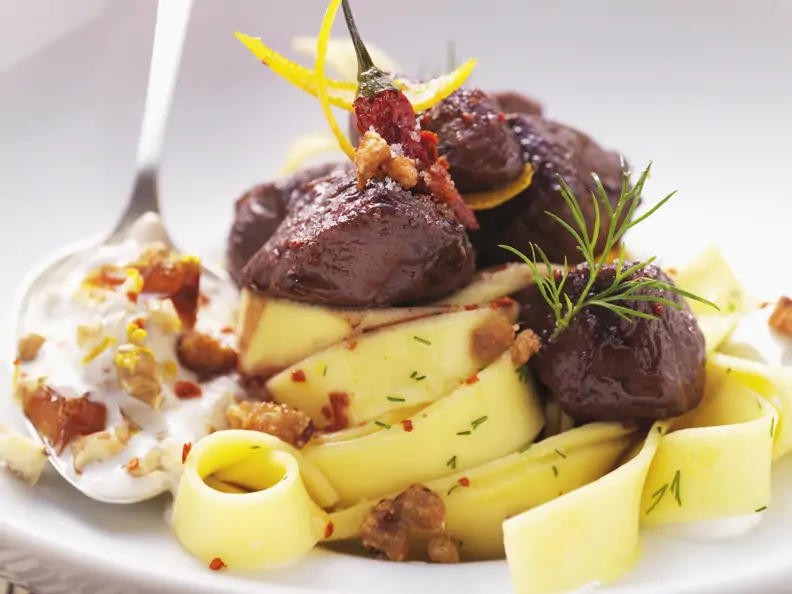Gebratene Entenbrust auf Bandnudeln mit Datteljoghurt
