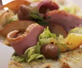 Flammbrot mit Gänsebrust, Esskastanien, Weißkraut und Birne