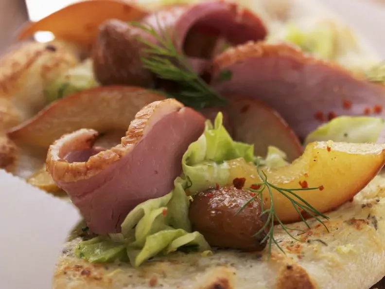 Flammbrot mit Gänsebrust, Esskastanien, Weißkraut und Birne
