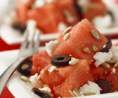 Salat mit Wassermelone, Oliven, Feta und Sonnenblumenkernen