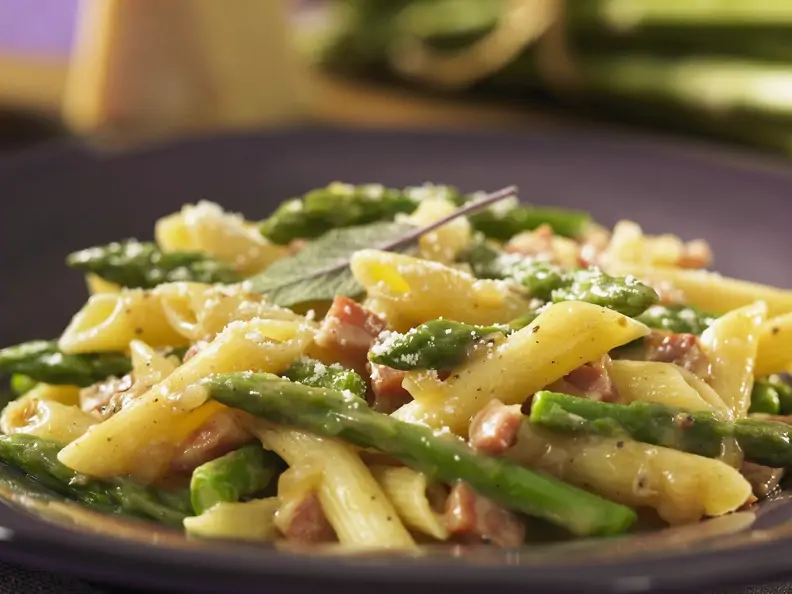 Pasta mit Schinken, Spargel und Parmesan