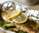 Gegrillte Forelle mit Zucchini