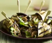 Auberginenrouladen mit Gurke und Lammfleisch