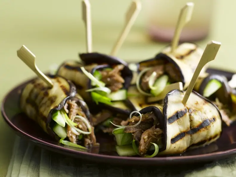 Auberginenrouladen mit Gurke und Lammfleisch