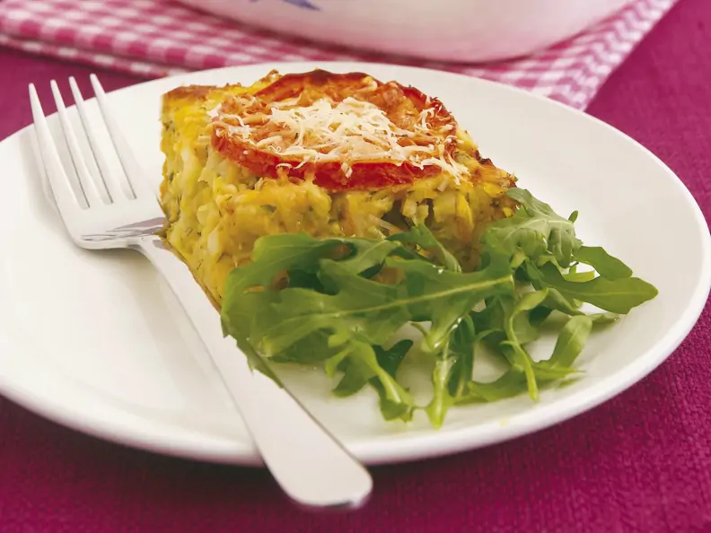 Gemüsegratin mit Rucola und Tomate