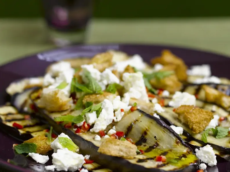 Auberginen vom Grill mit Schafskäse