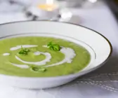 Erbsensuppe mit Basilikum