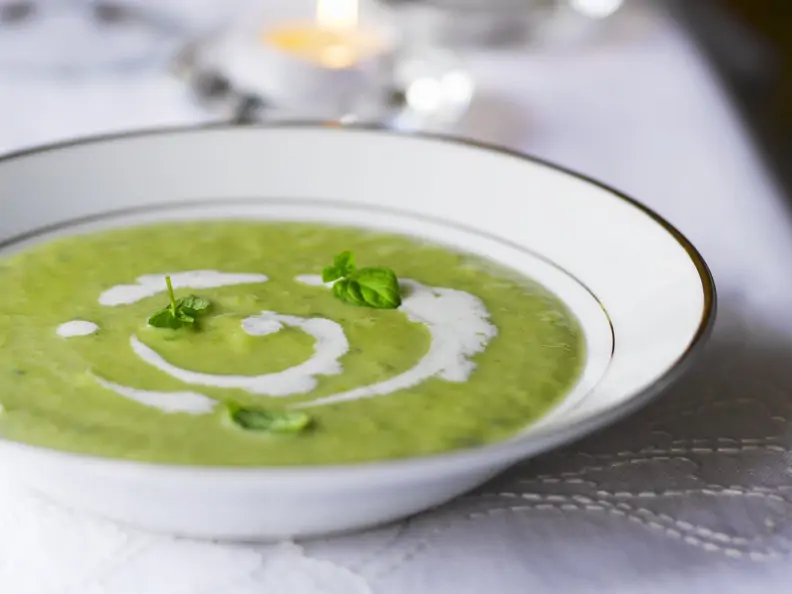 Erbsensuppe mit Basilikum