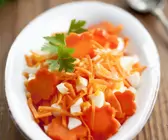 Möhrenrohkost mit harten Eiern