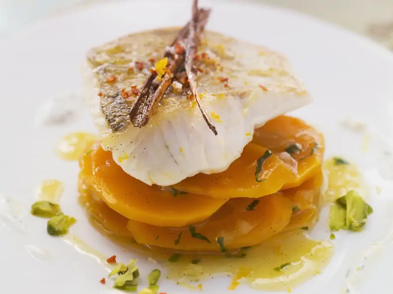 Zander auf Karottensalat