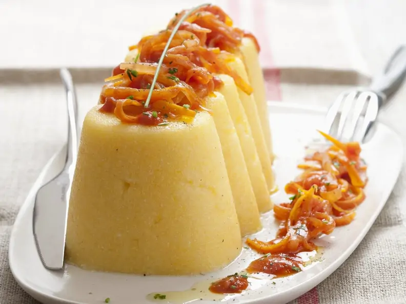 Polenta-Pastete mit Zwiebeln und Möhren (Timballi di polenta)