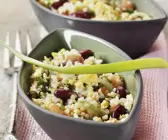 Quinoa-Salat mit Gemüse und Ei