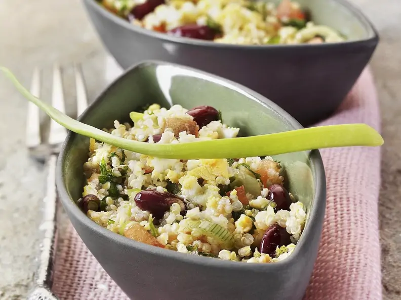 Quinoa-Salat mit Gemüse und Ei