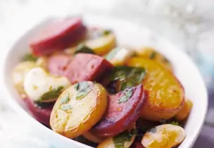Bratkartoffeln mit scharfer spanischer Wurst (Chorizo)