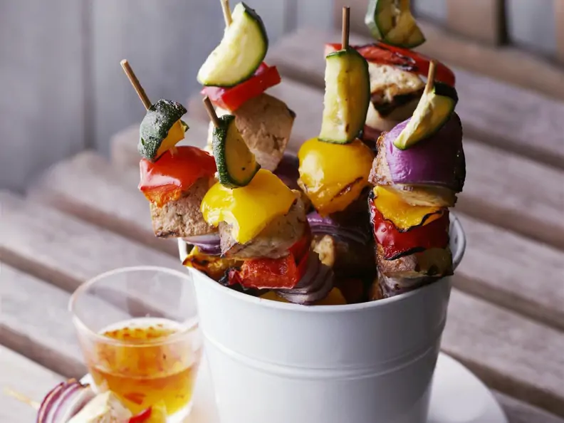 Gemüsespieße vom Grill mit scharfer Soße