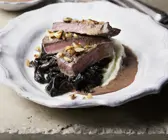 Filet vom Hirsch mit getrockneten Pflaumen und Kartoffelbrei