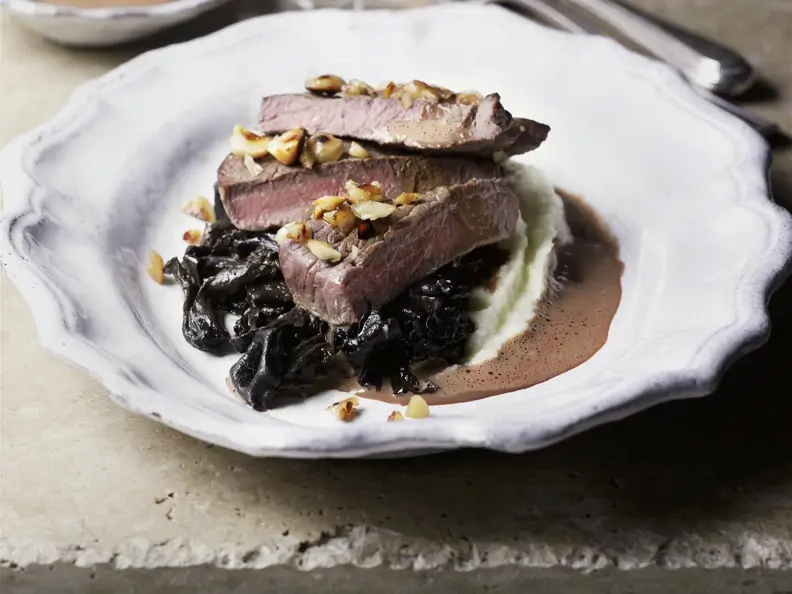 Filet vom Hirsch mit getrockneten Pflaumen und Kartoffelbrei