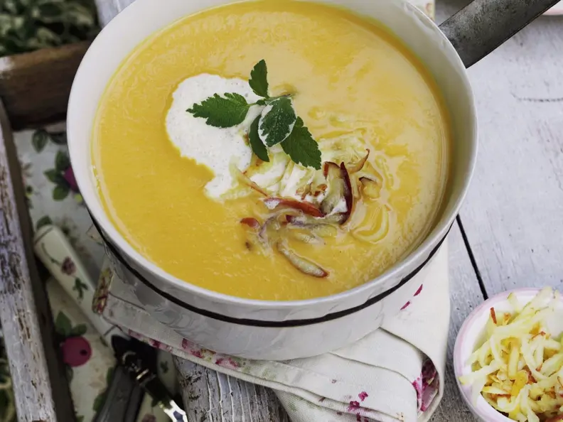 Kürbiscremesuppe mit Äpfeln und Möhren