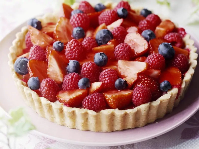 Kuchen mit Sommer-Beeren