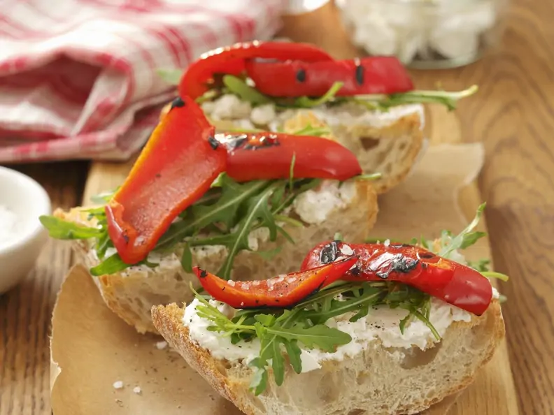 Italienisches Weißbrot (Ciabatta) mit Ziegenkäse, Rauke und Paprika vom Grill