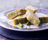 Mandelmilchkonfekt mit Pistazien (Barfi)