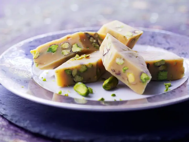 Mandelmilchkonfekt mit Pistazien (Barfi)