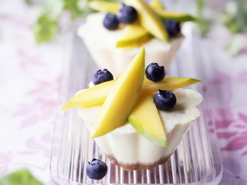 Kleine Käseküchlein mit Obst
