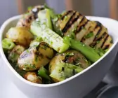 Kartoffeln vom Grill mit Stangensellerie