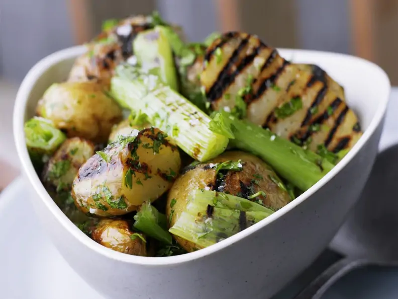 Kartoffeln vom Grill mit Stangensellerie