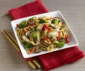 Asiatische Nudeln mit Tofu und Gemüse