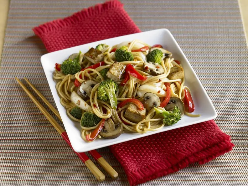 Asiatische Nudeln mit Tofu und Gemüse