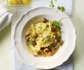 Halb-Mond-Pasta (Mezzelune) mit Salsiccia, Kapern und Zitronensauce