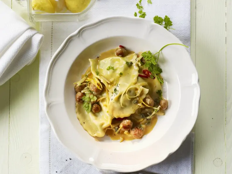 Halb-Mond-Pasta (Mezzelune) mit Salsiccia, Kapern und Zitronensauce
