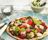 Süße Erdbeer-Pizza mit Marzipan und Pistazien-Pesto