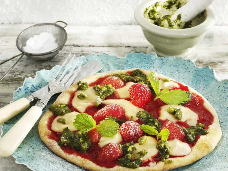 Süße Erdbeer-Pizza mit Marzipan und Pistazien-Pesto