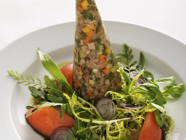 Sülze mit Tafelspitz dazu Blattsalat mit Kernöldressing