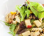 Nudelsalat mit Äpfeln und Tomaten