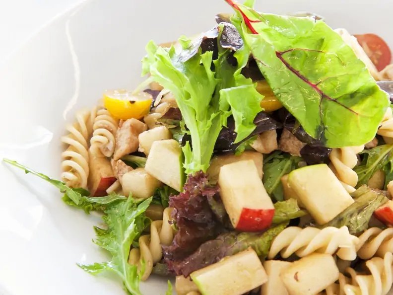 Nudelsalat mit Äpfeln und Tomaten