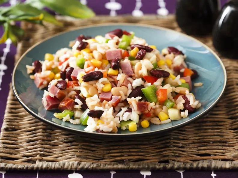 Bunter Reissalat mit Schinken