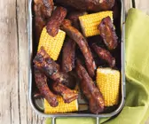 Rippchen vom Grill mit Maiskolben