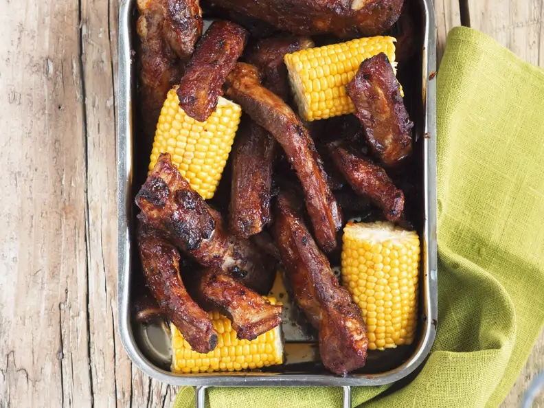 Rippchen vom Grill mit Maiskolben